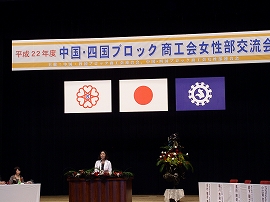 咣\